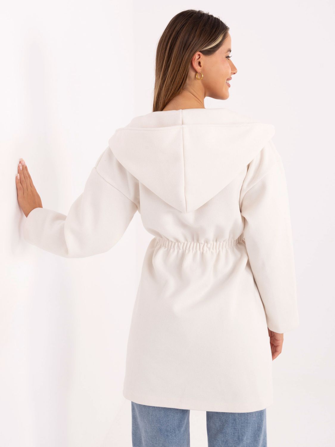 Cappotto bianco primaverile con cappuccio e cintura