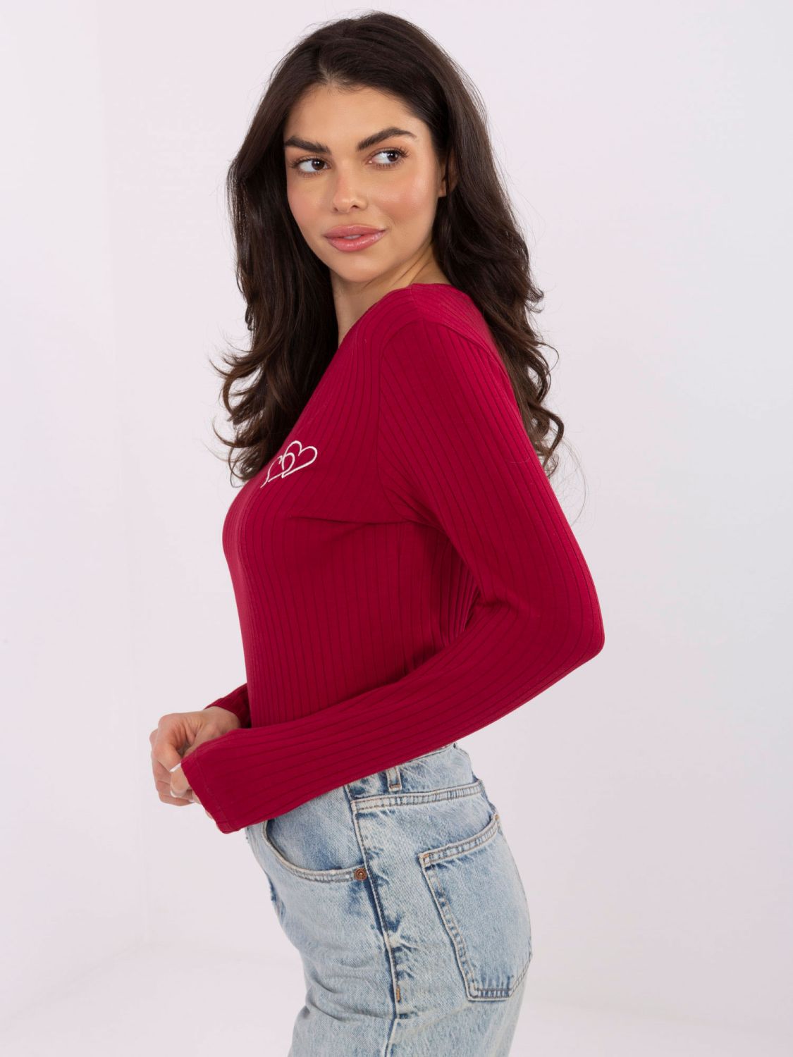 Blusa bordeaux con ricamo e scollo a V