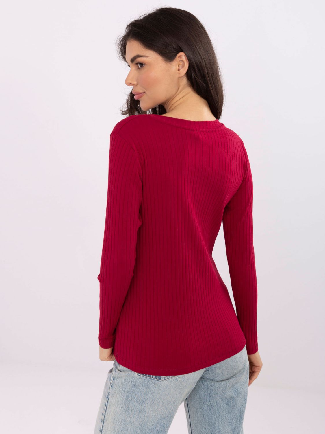 Blusa bordeaux con ricamo e scollo a V