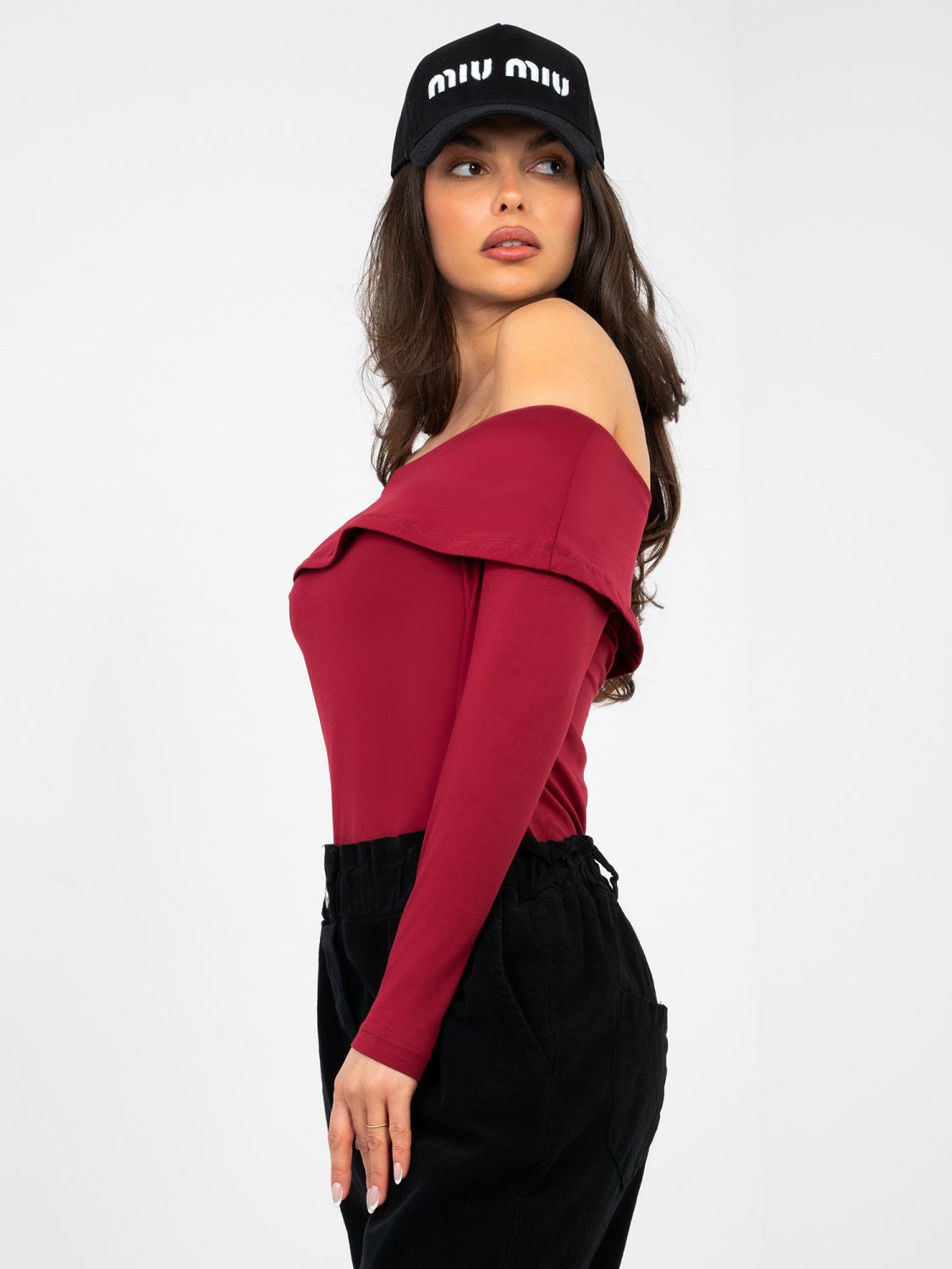 Blusa bordeaux con spalle scoperte