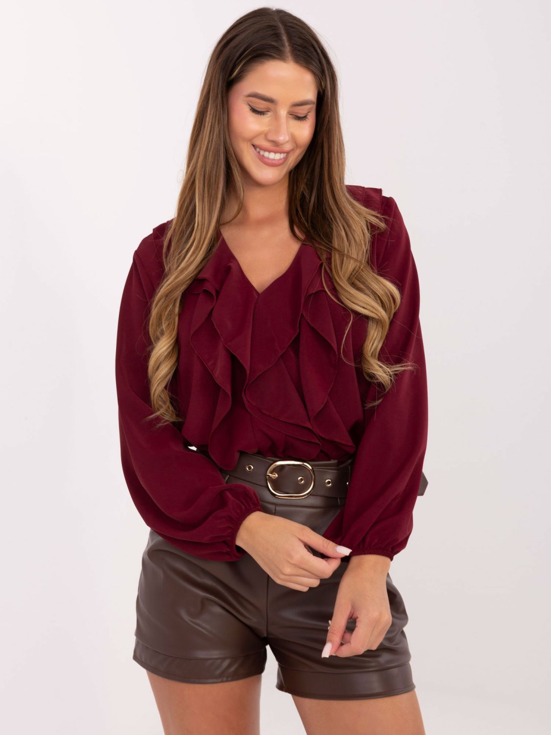 Elegantna bordo bluza s volanom i napuhanim rukavima