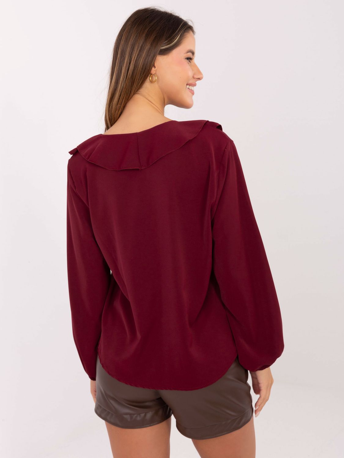 Elegantna bordo bluza s volanom i napuhanim rukavima
