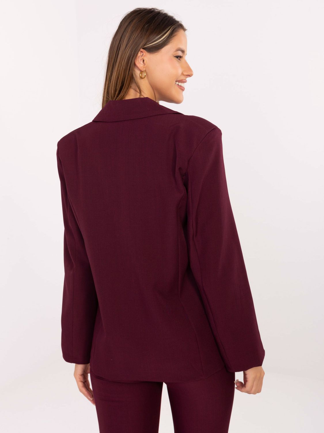 Elegantni bordo sako s brošem i podstavom