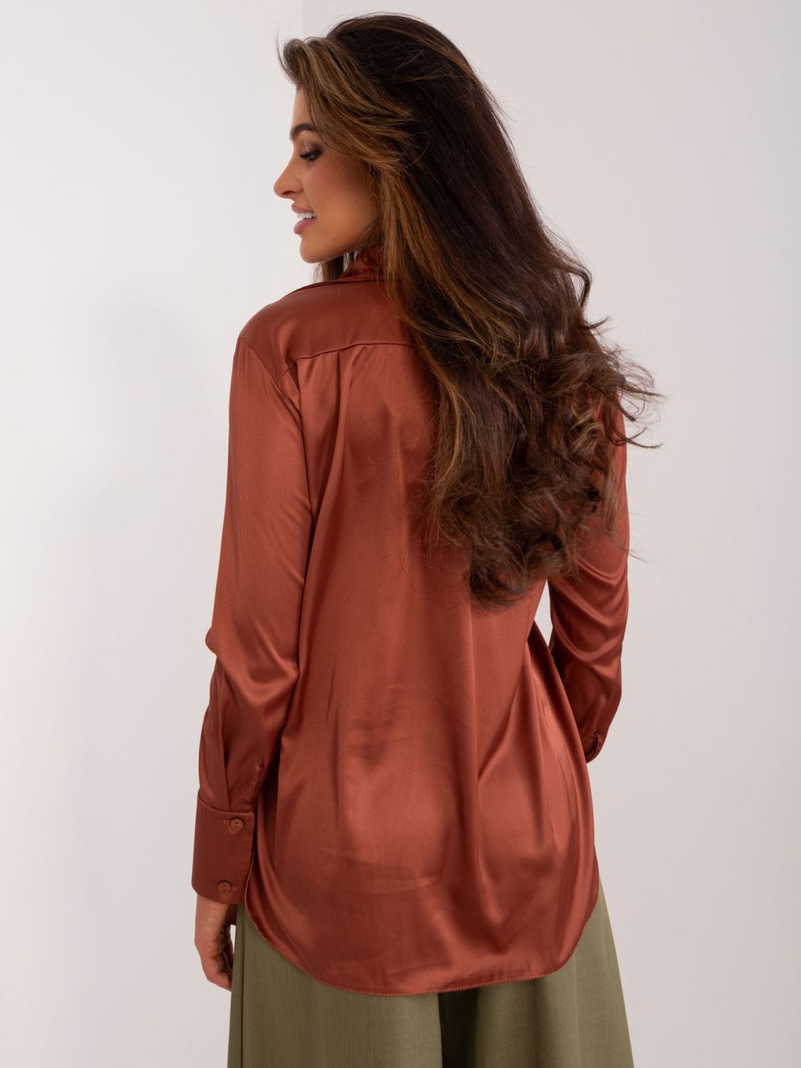Elegante camicia marrone da donna a maniche lunghe