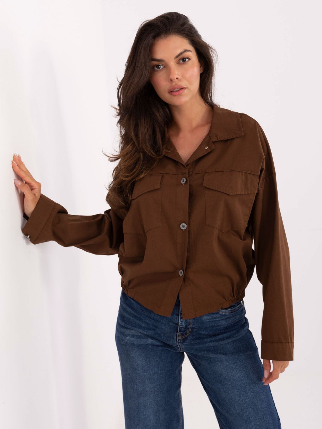 Camicia marrone in cotone con maniche lunghe e tasche