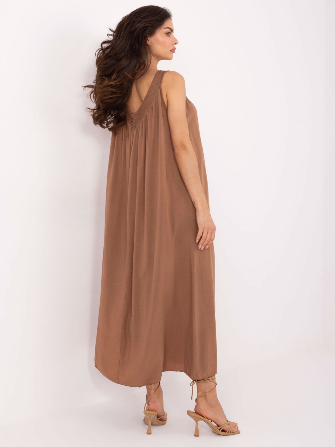 Abito oversize marrone con scollatura a V