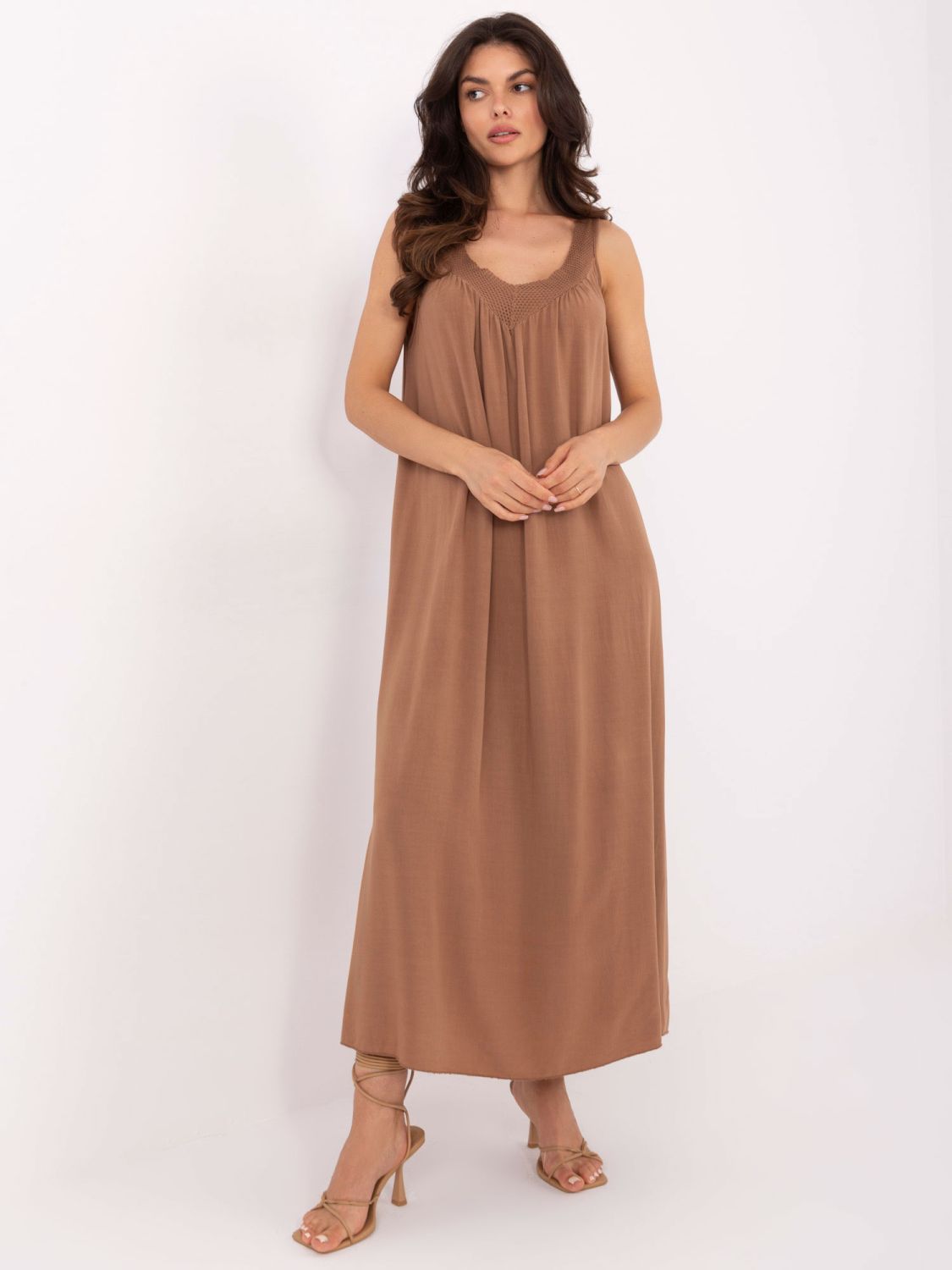 Abito oversize marrone con scollatura a V