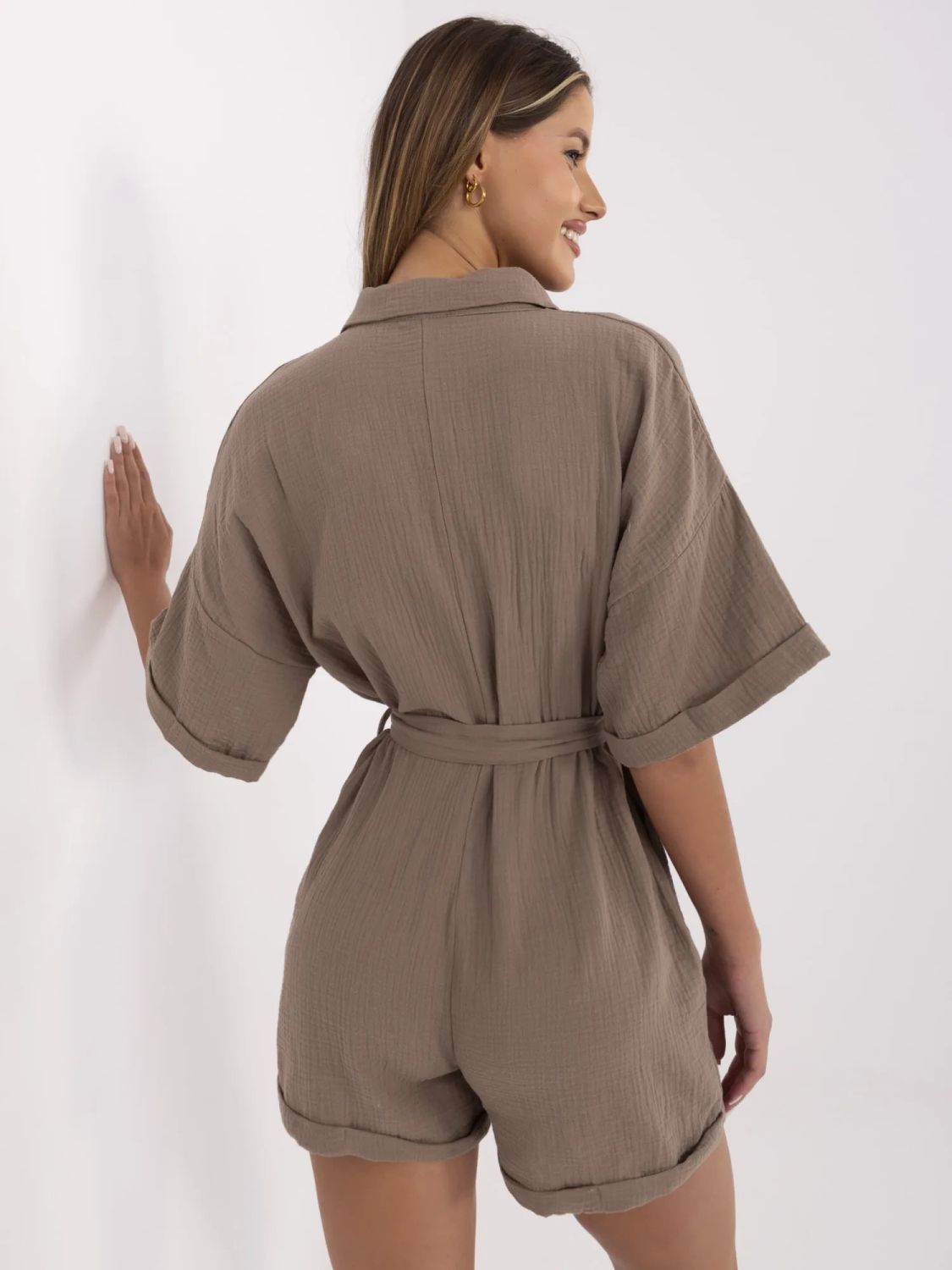 Salopette elegante marrone con maniche corte