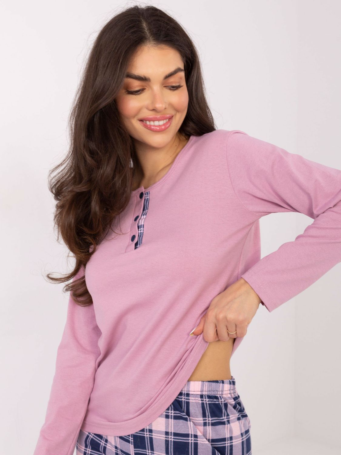 Ženska pidžama s dugim rukavima u ružičastoj boji s kariranim uzorkom