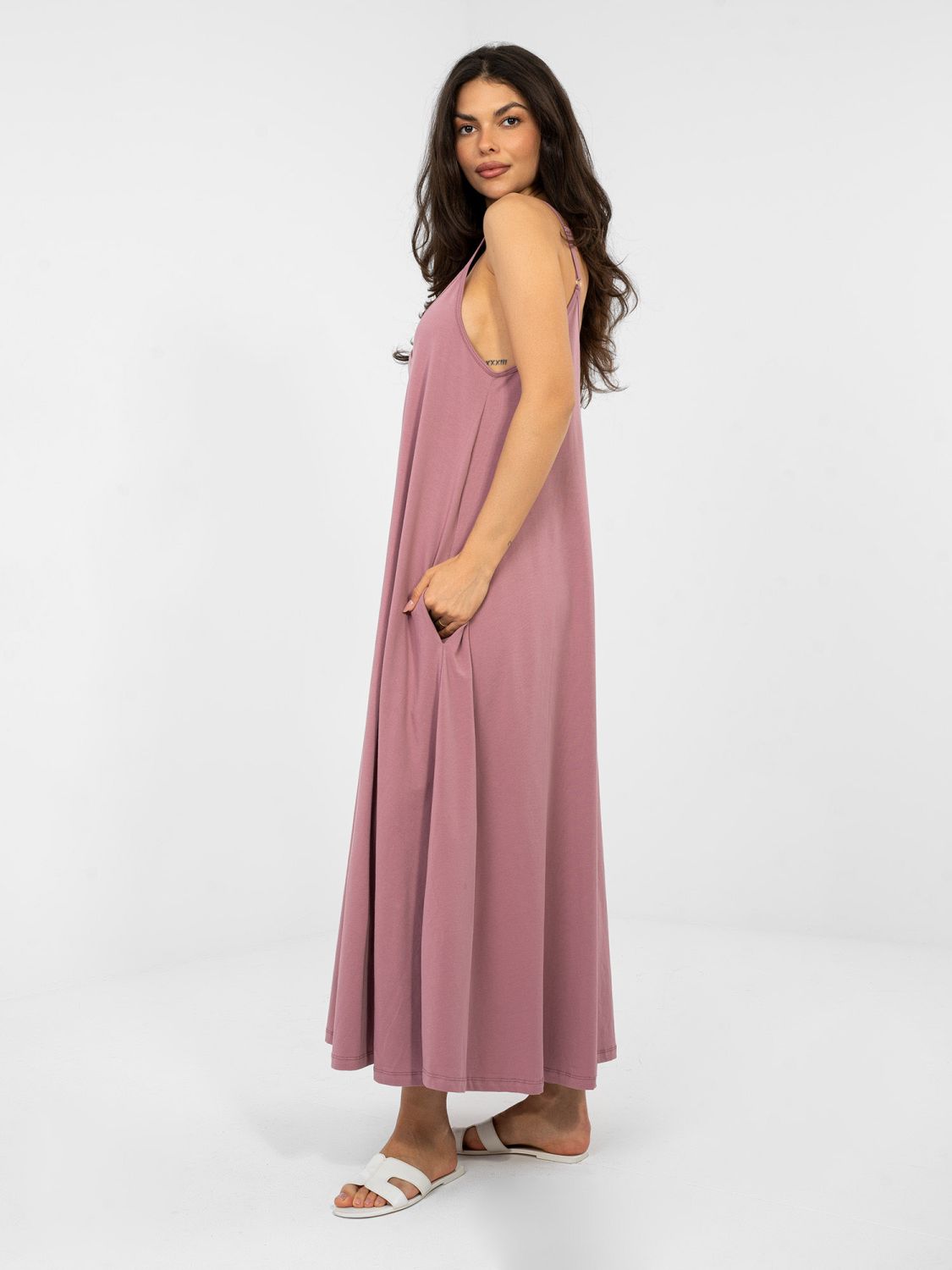 Abito estivo maxi con scollo a V e tasche, rosa scuro