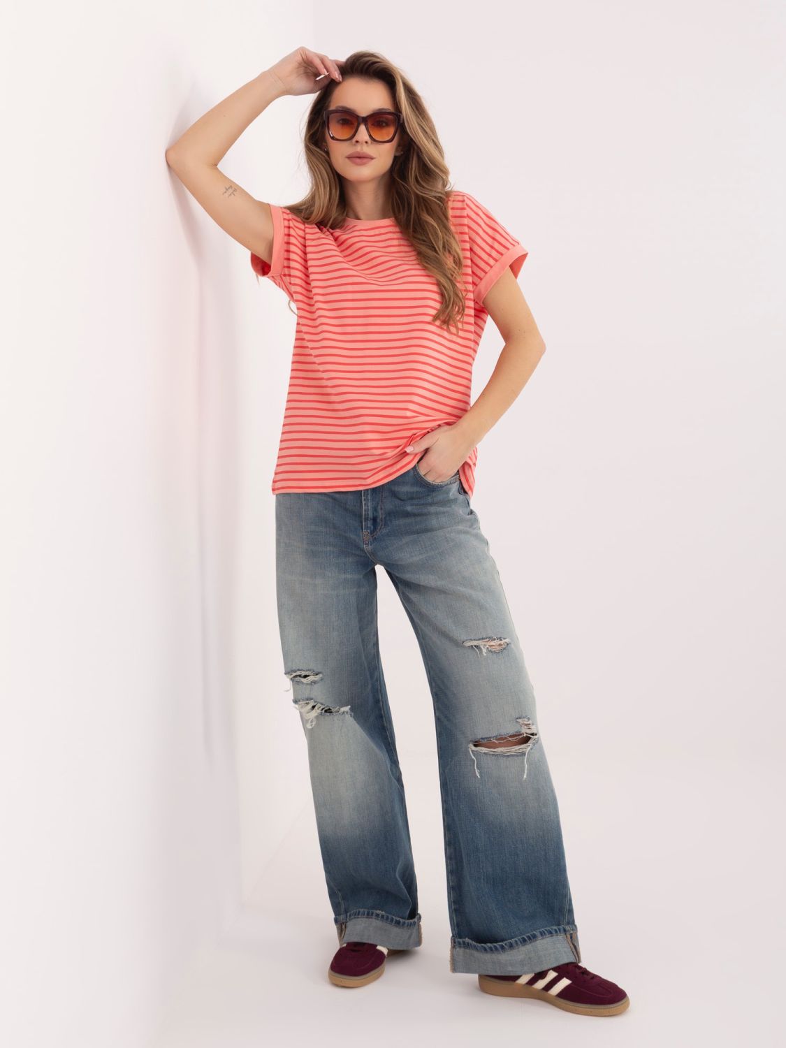 T-shirt arancione a righe con maniche corte