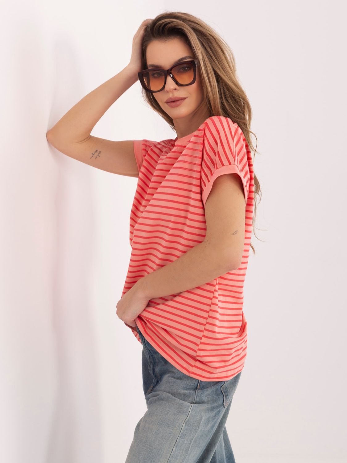 T-shirt arancione a righe con maniche corte