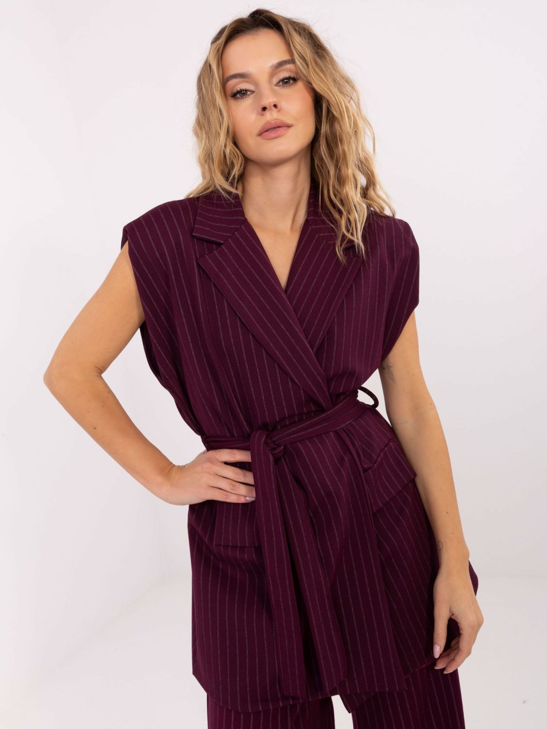 Gilet elegante bordeaux con cintura e motivo a righe