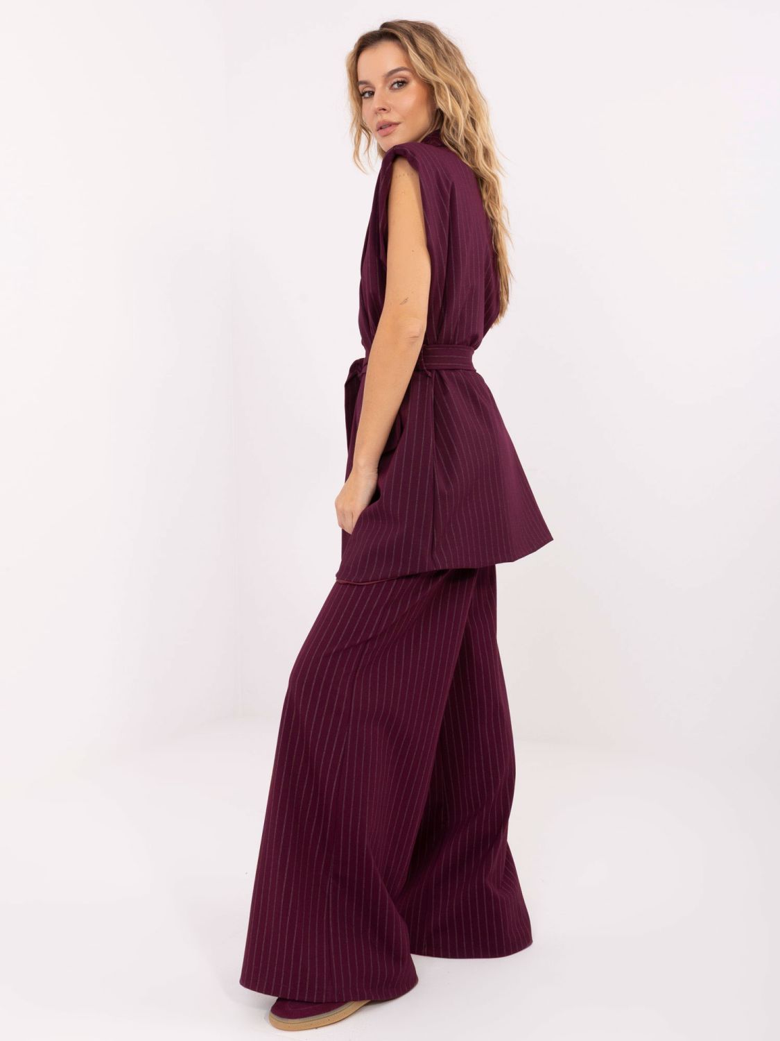 Gilet elegante bordeaux con cintura e motivo a righe