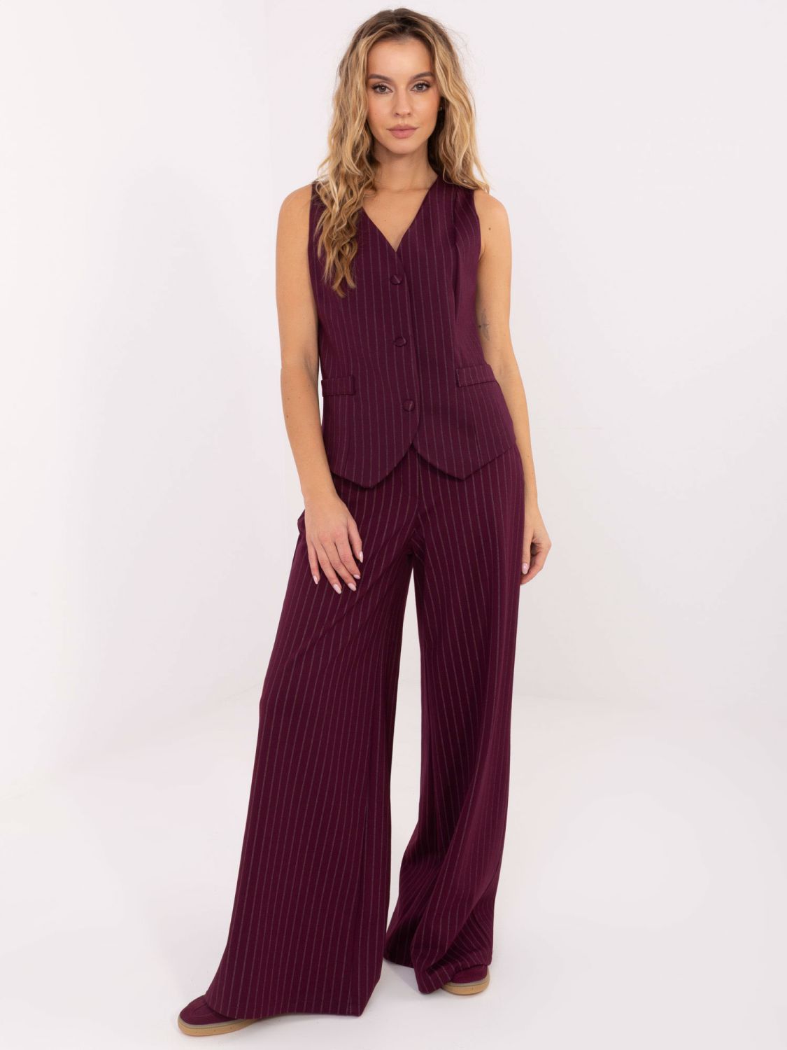 Elegante gilet da donna bordeaux a righe