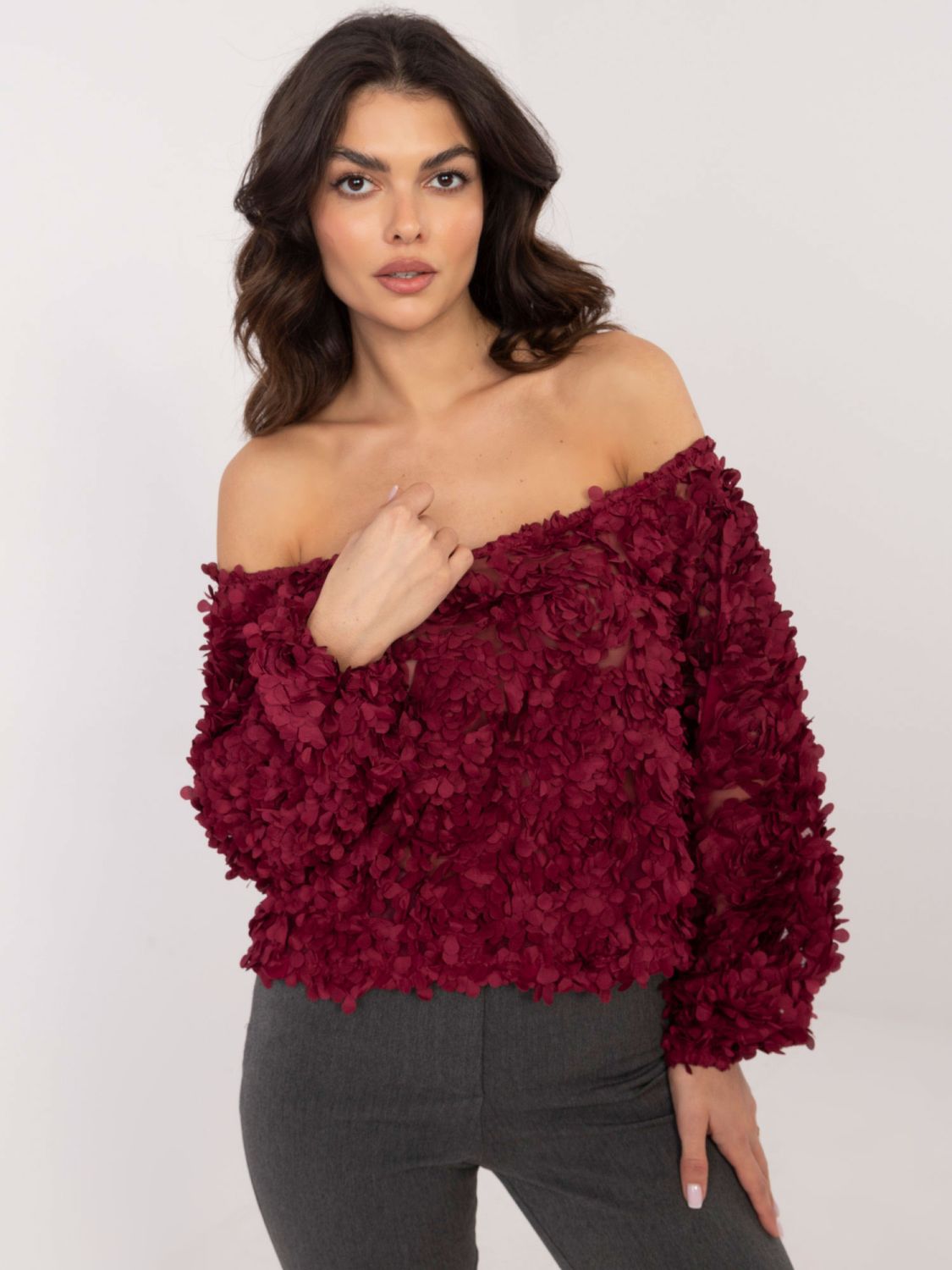 Elegante blusa bordeaux con spalle scoperte