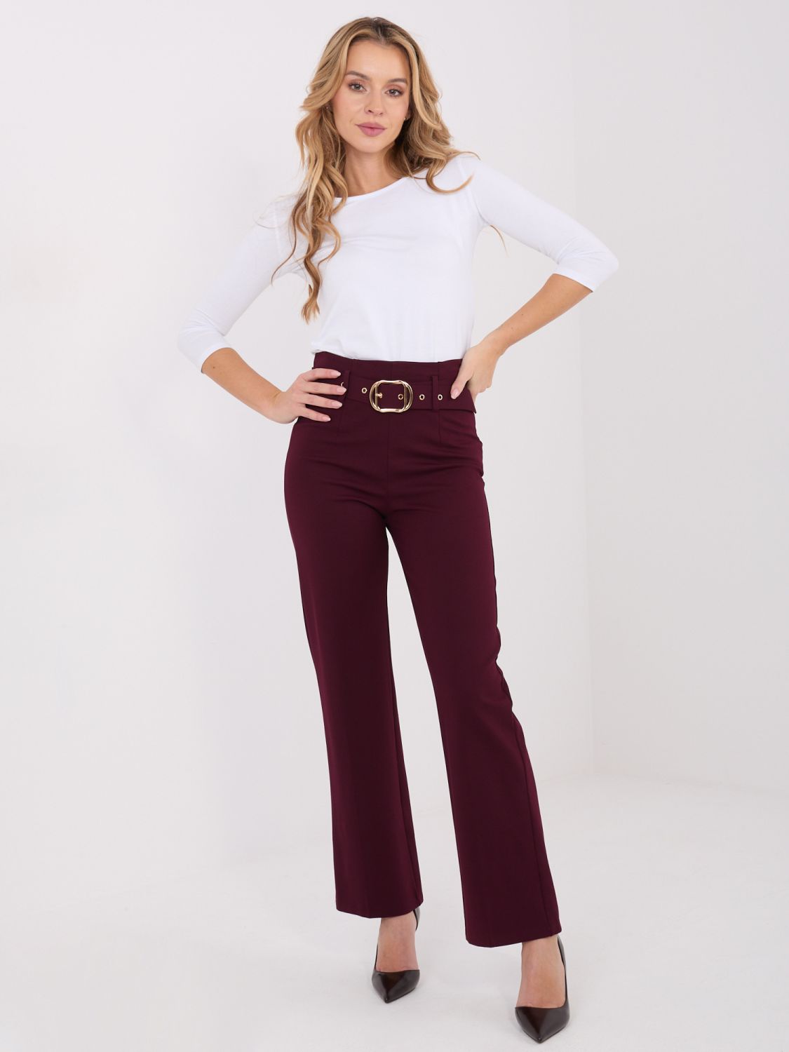 Eleganti pantaloni bordeaux a vita alta con cintura