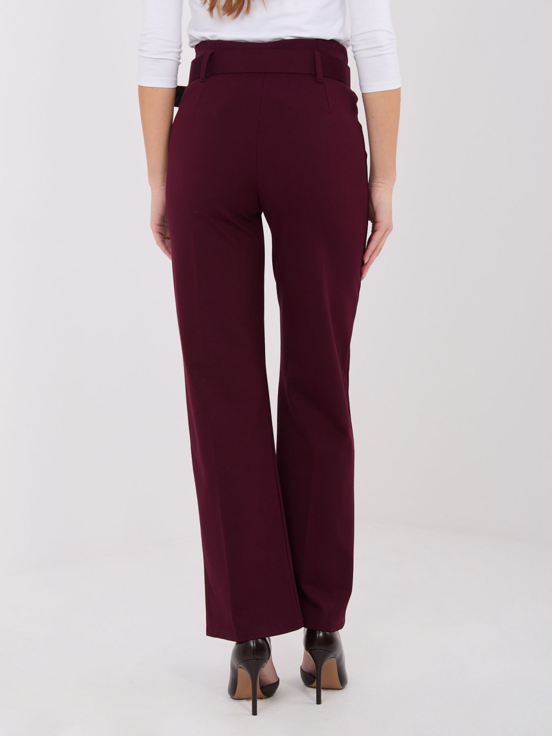 Eleganti pantaloni bordeaux a vita alta con cintura