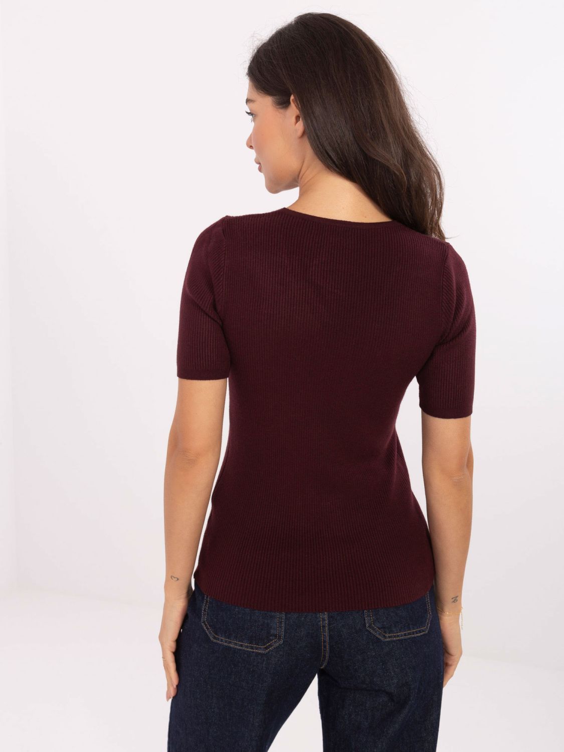 Maglione bordeaux a costine con maniche corte e scollo a V