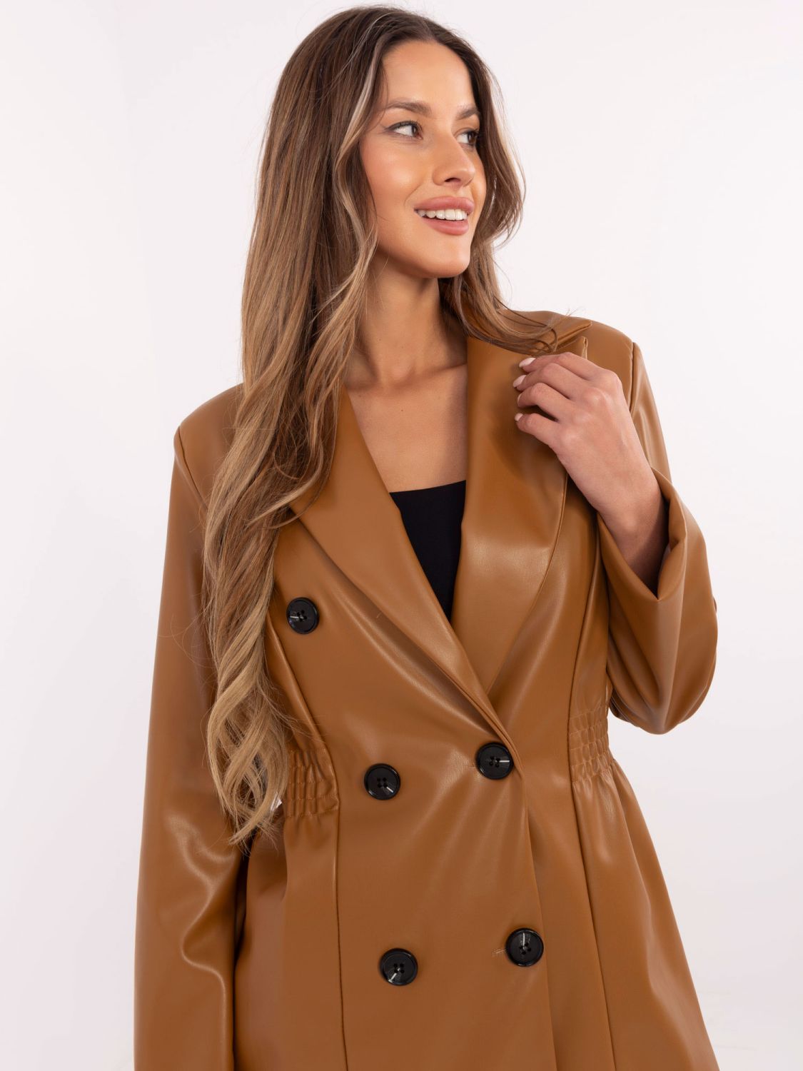 Blazer camel elegante con fodera e chiusura doppiopetto