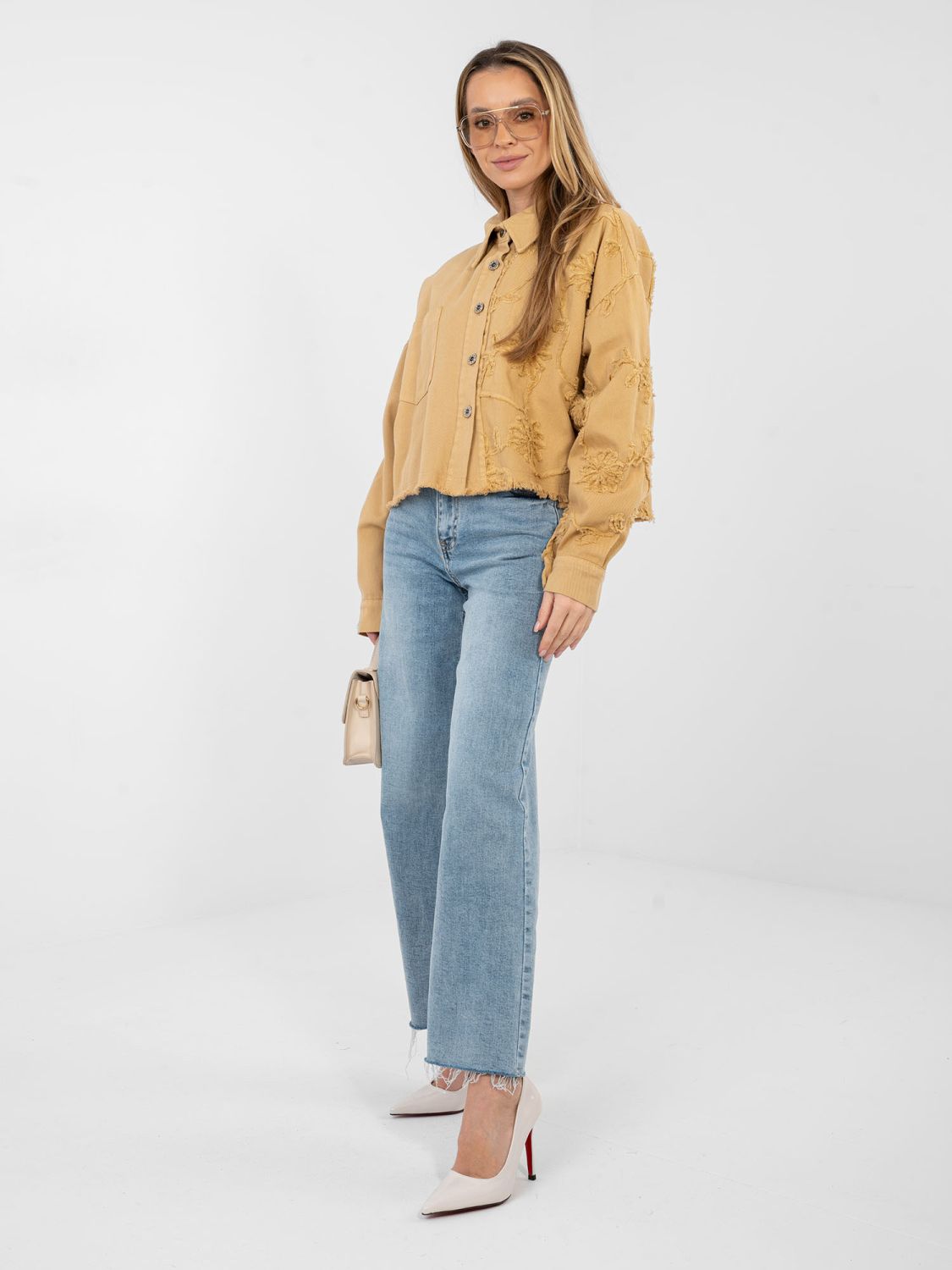 Kratka smeđa traper jakna s cvjetnom aplikacijom