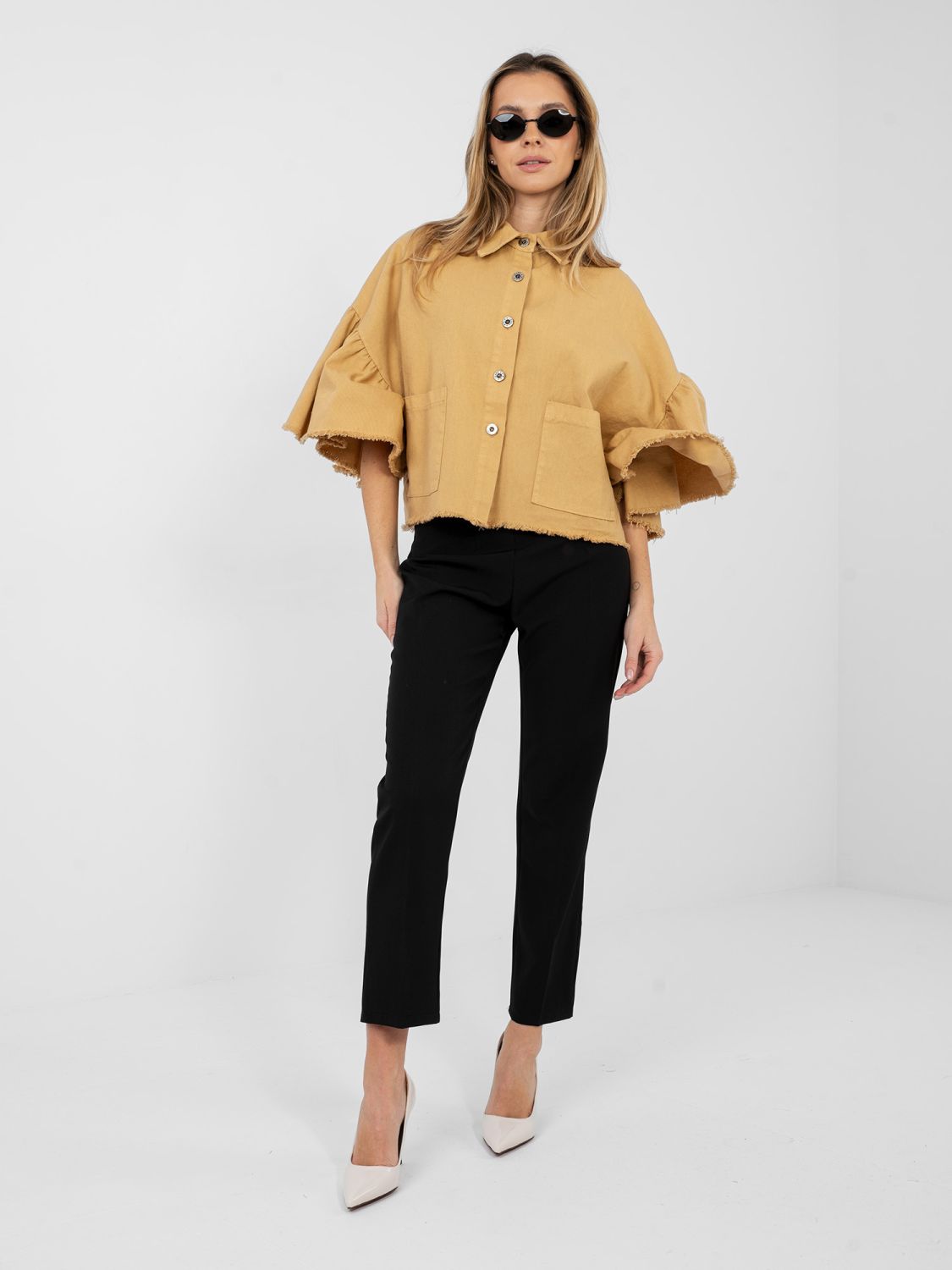 Kratka smeđa pamučna jakna s volanom i 3/4 rukavima