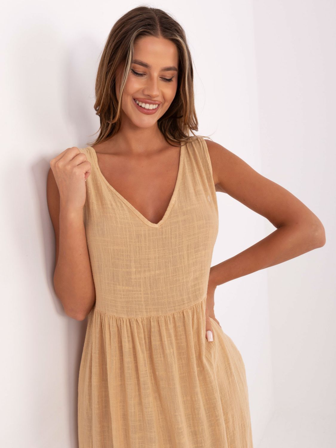 Maxi abito con scollatura a V in colore camel