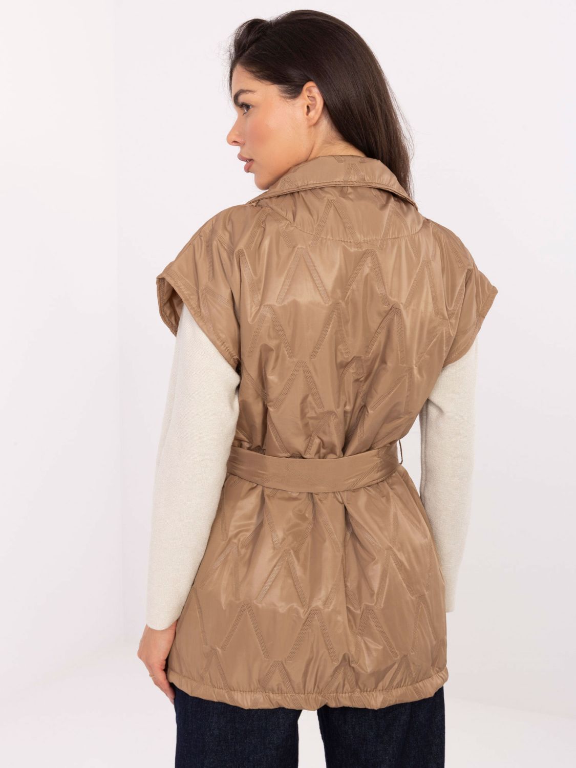 Elegante gilet trapuntato marrone con cintura e spilla