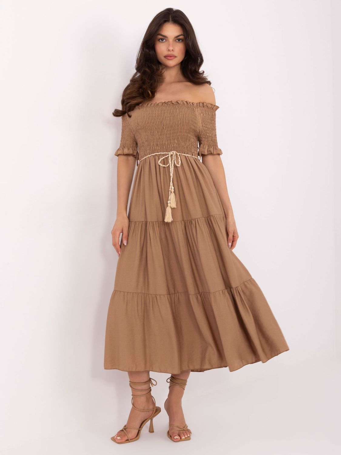 Abito elegante a campana in colore camel
