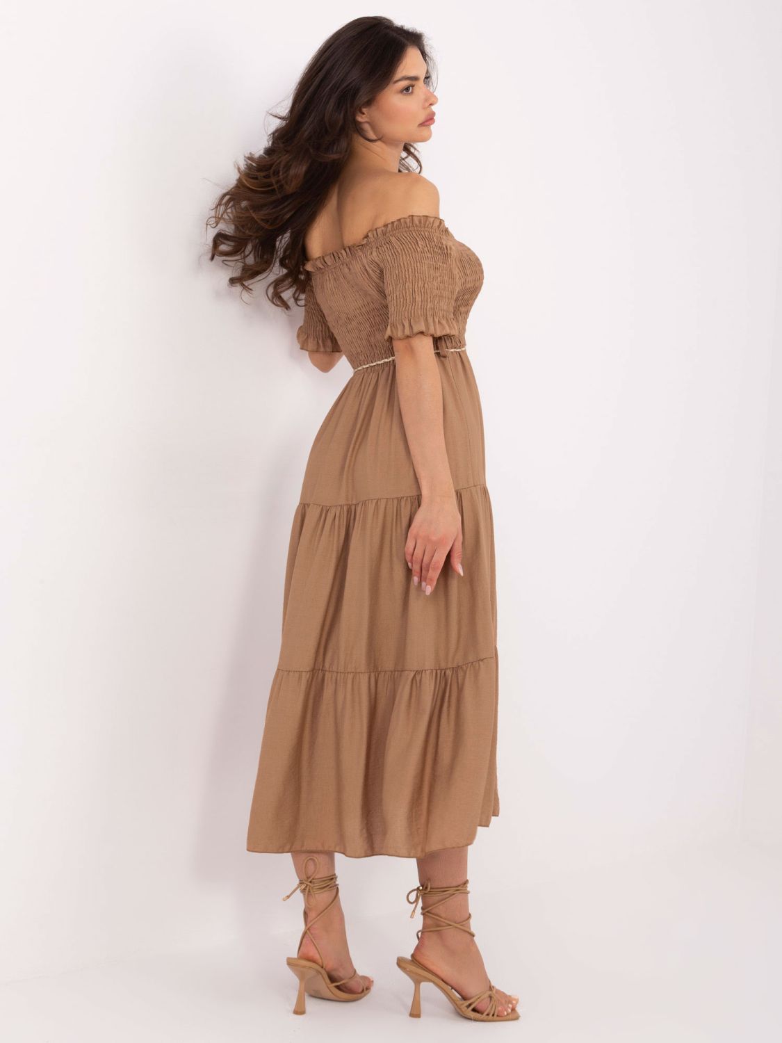 Abito elegante a campana in colore camel