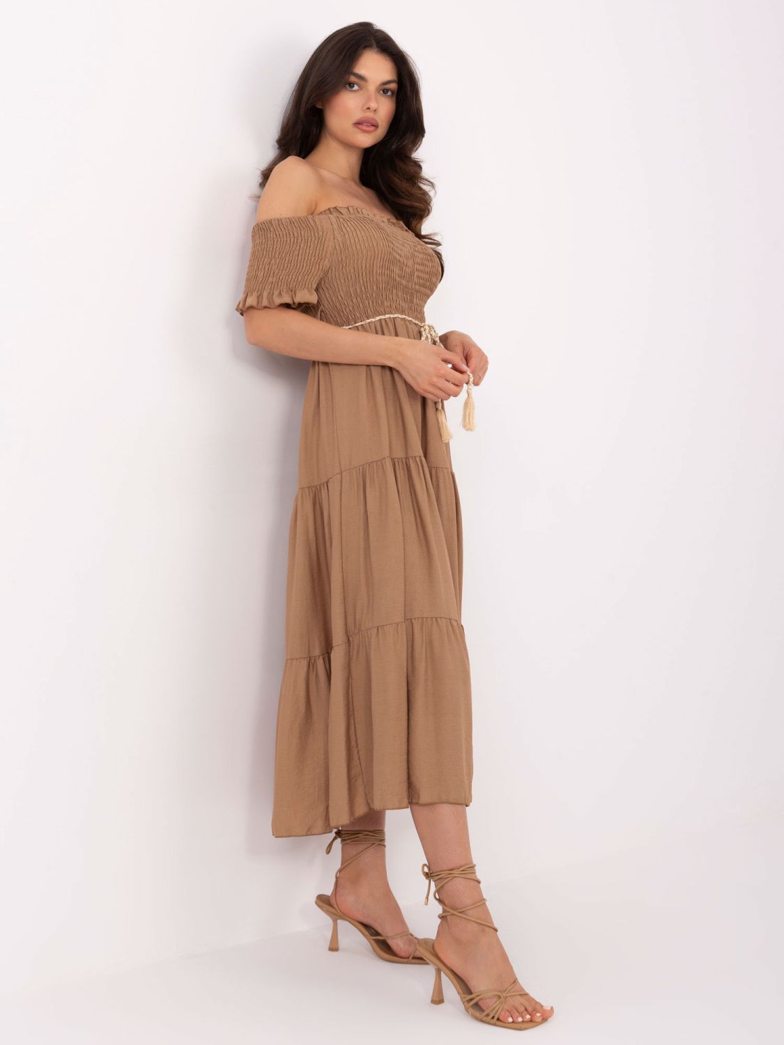 Abito elegante a campana in colore camel