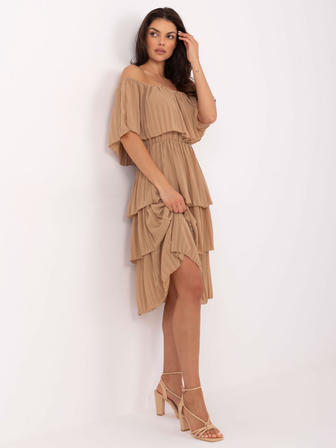 Elegante abito svasato in colore camel