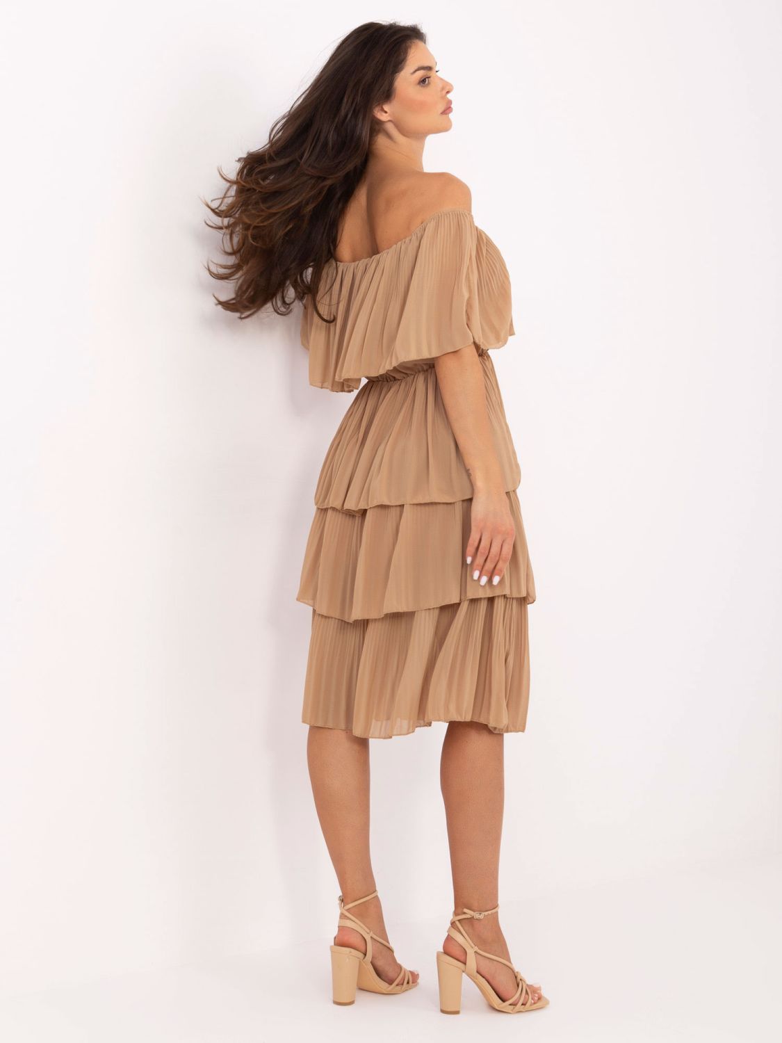 Elegante abito svasato in colore camel