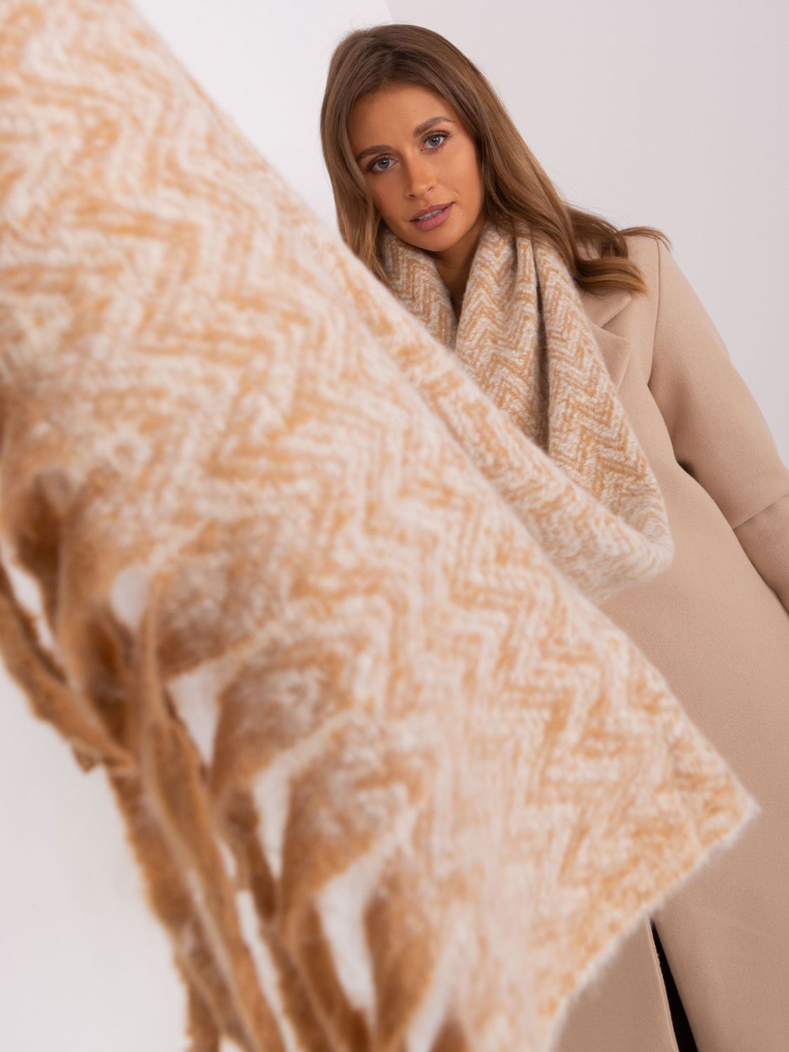 Sciarpa geometrica beige con frange