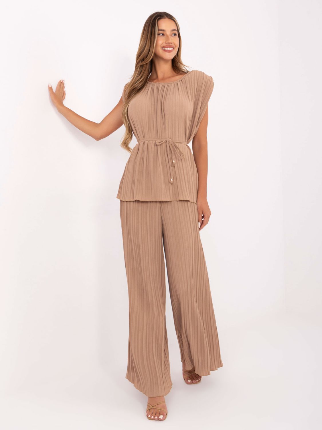 Completo elegante color camel