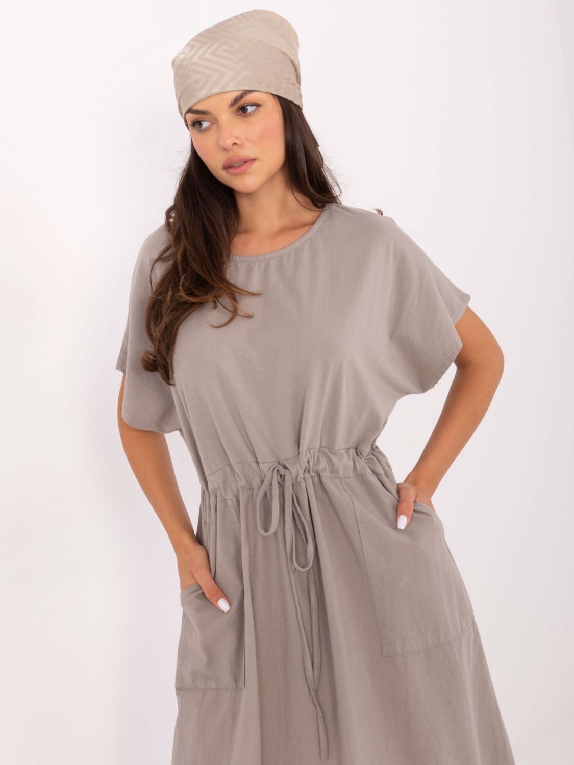 Abito beige a campana con maniche corte