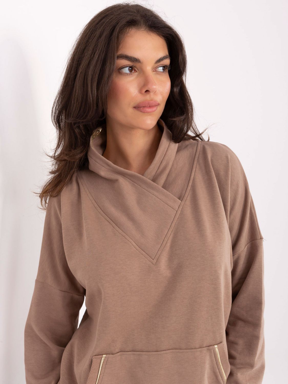 Felpa beige in cotone con colletto e tasca