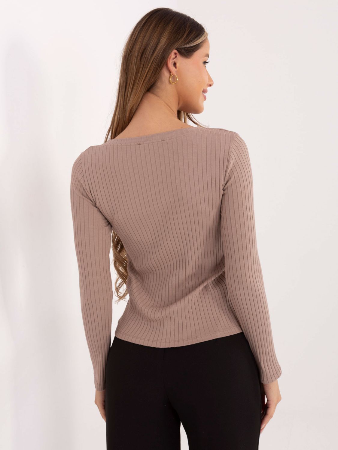 Blusa beige a costine con scollo a V e bottoni