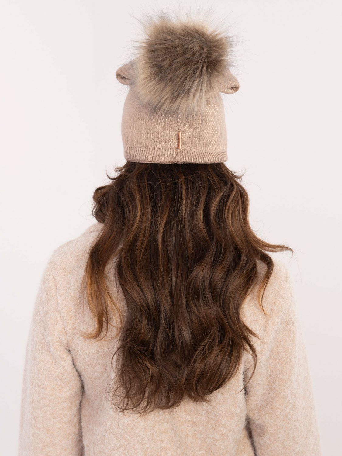 Cappello invernale beige con pompon