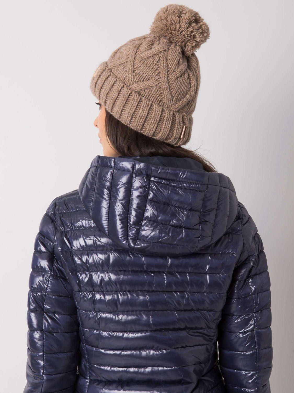 Cappello invernale in beige scuro con fodera