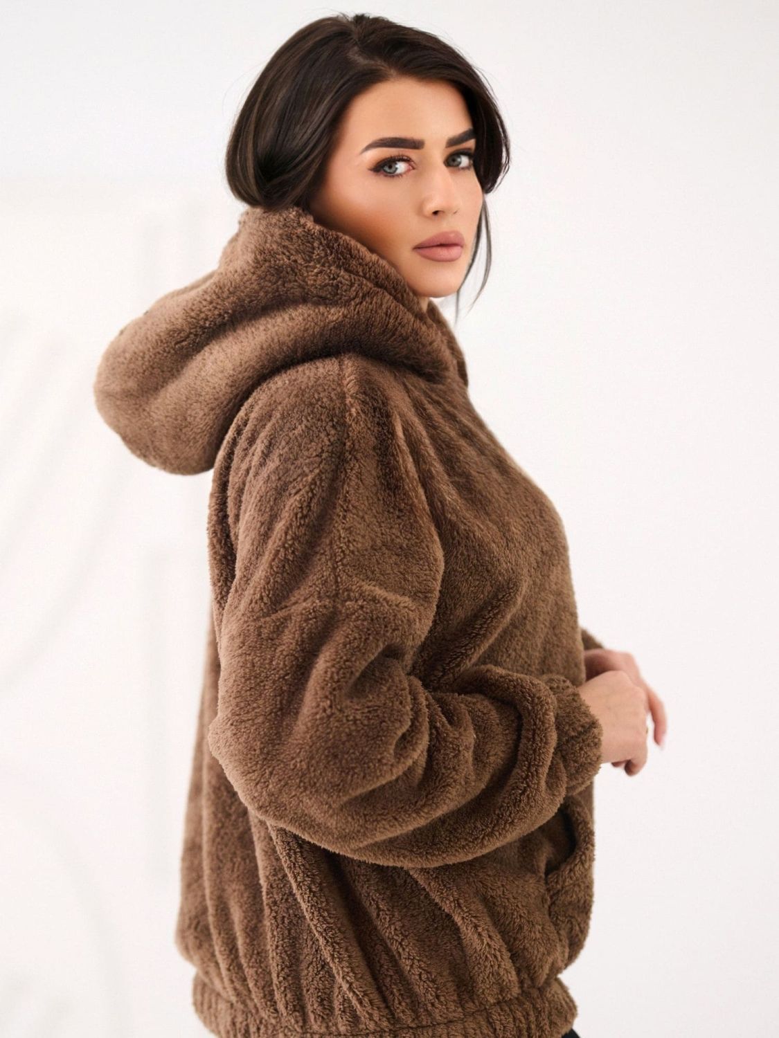 Felpa beige con cappuccio e tasca