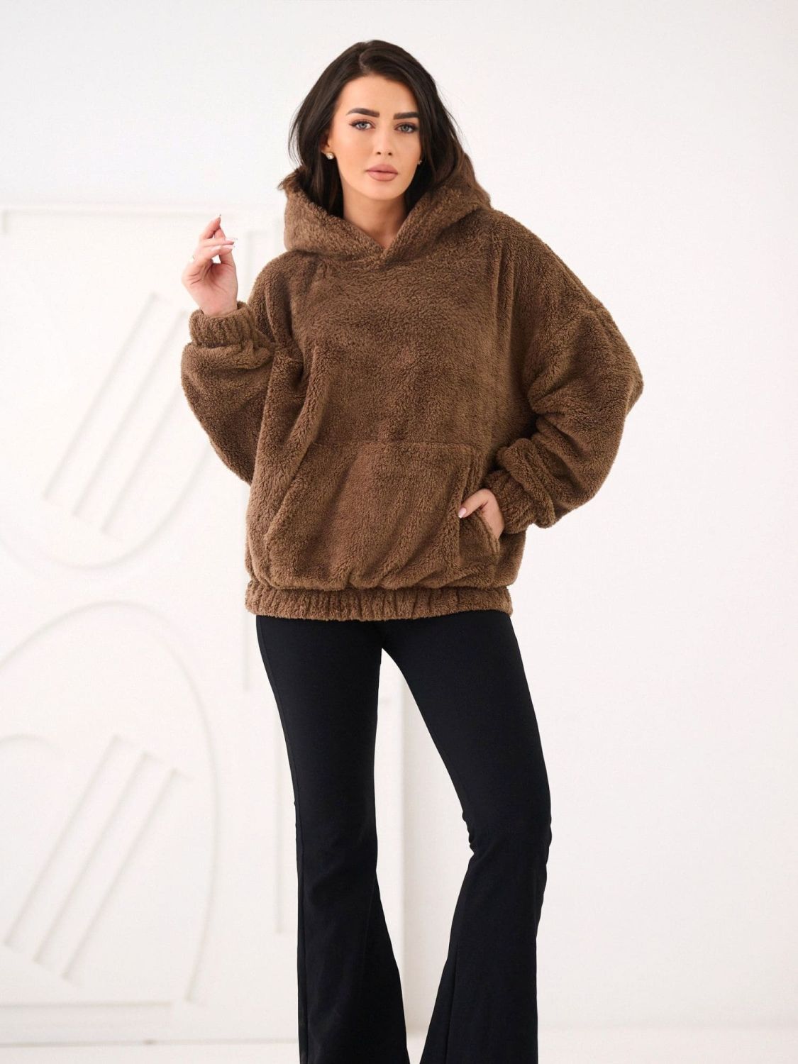 Felpa beige con cappuccio e tasca