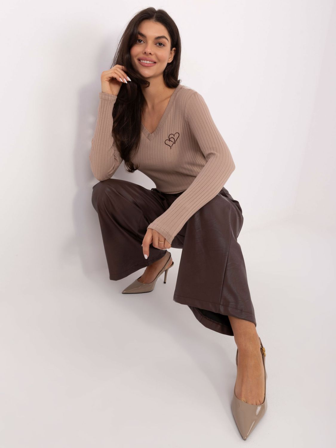 Blusa beige con ricamo e scollo a V