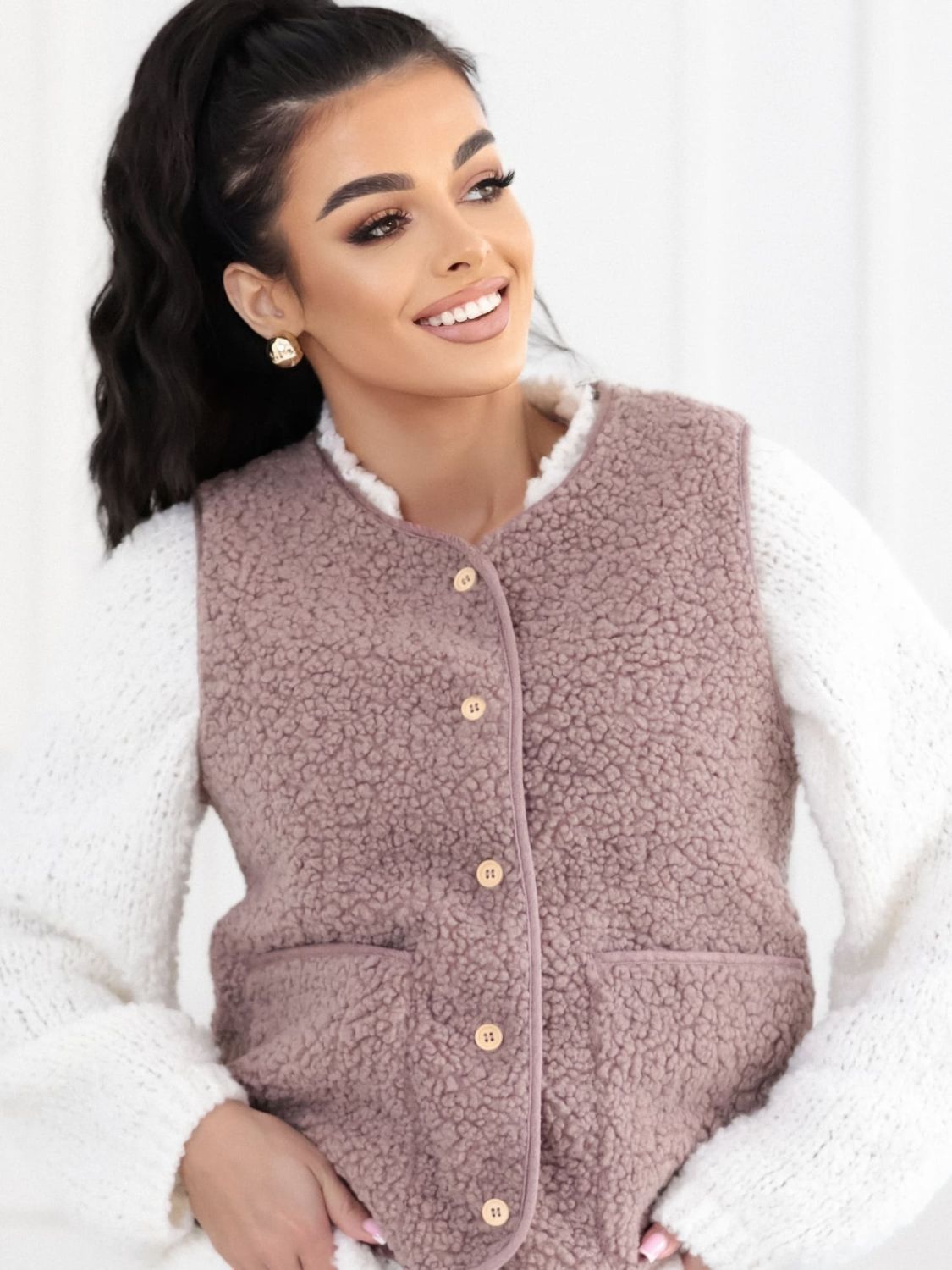 Bež prsluk od umjetnog krzna s gumbima