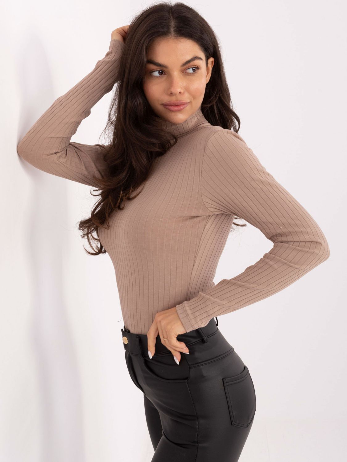 Blusa beige a costine con collo alto