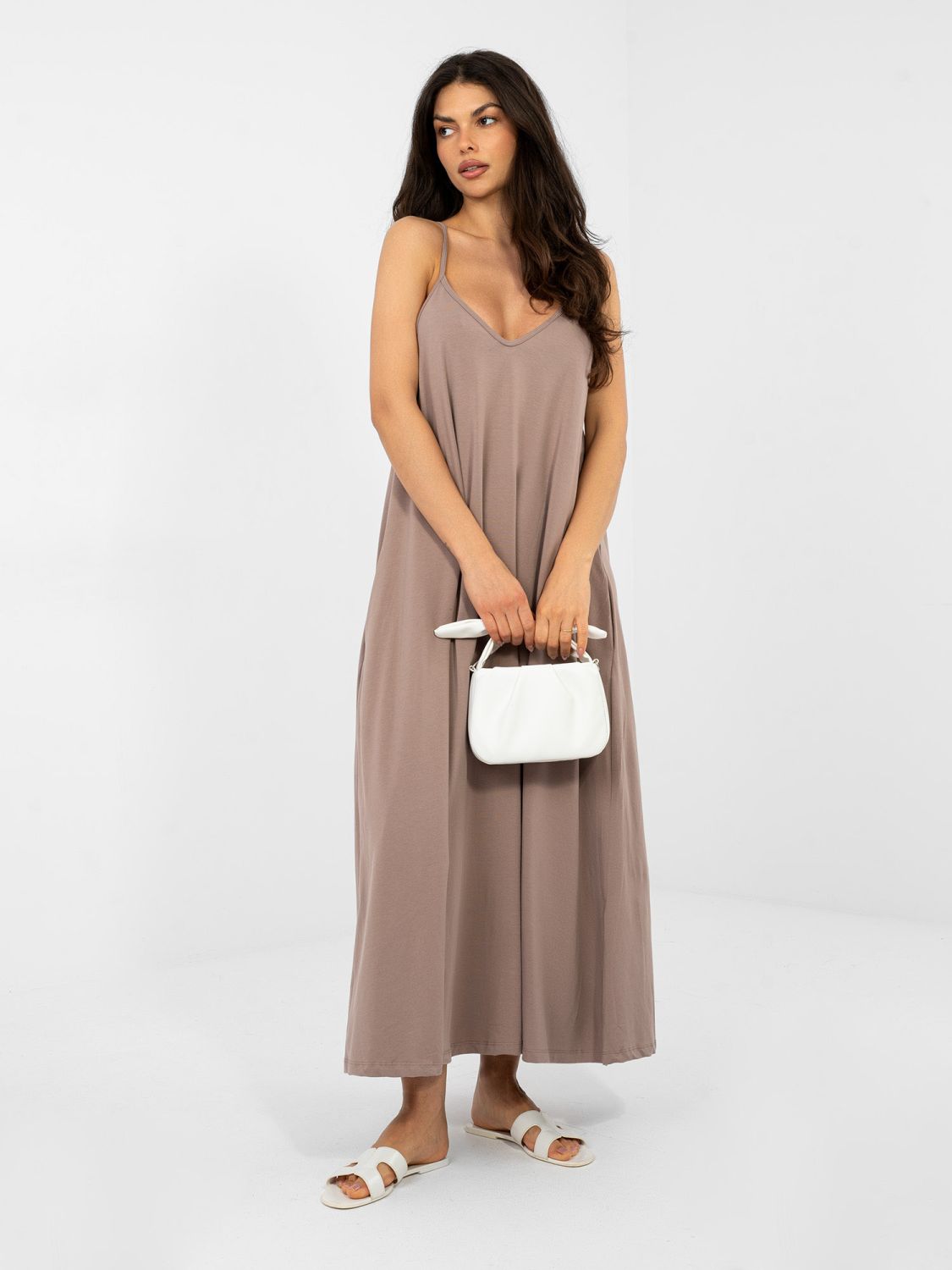 Abito maxi beige con scollo a V e tasche
