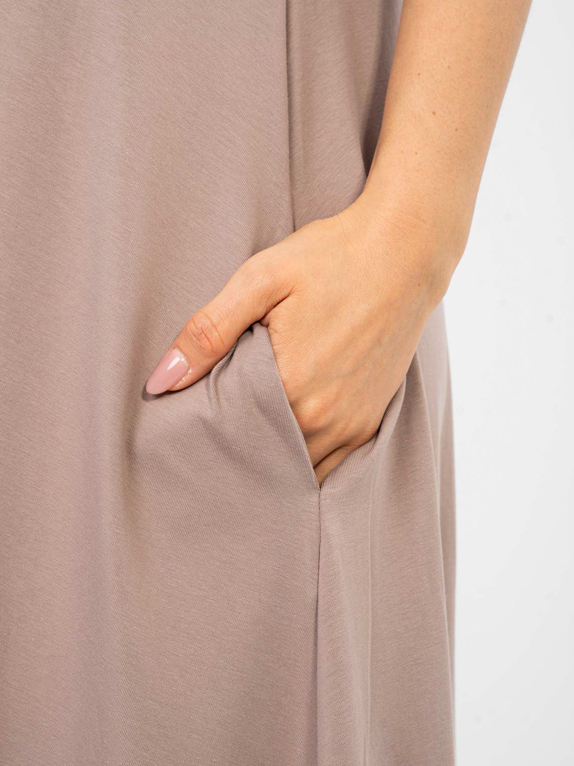 Abito maxi beige con scollo a V e tasche