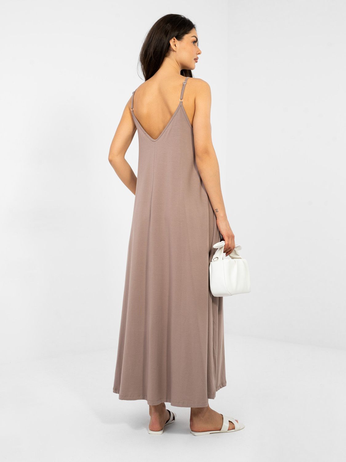 Abito maxi beige con scollo a V e tasche