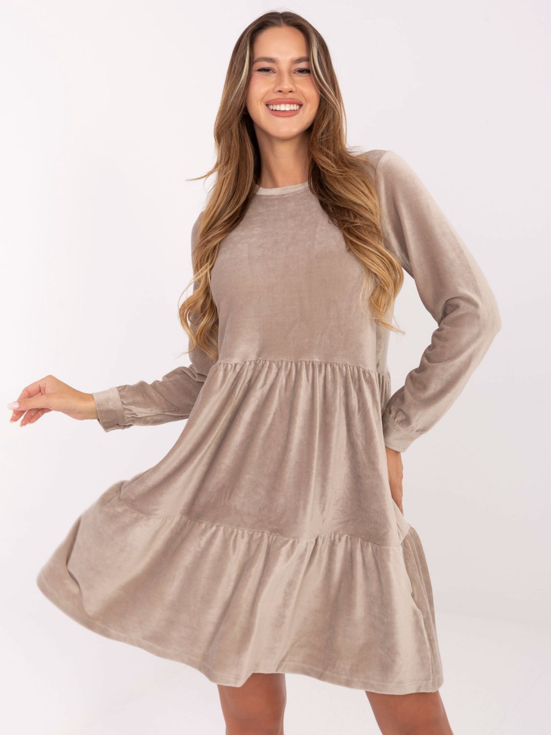 Abito beige svasato con volant