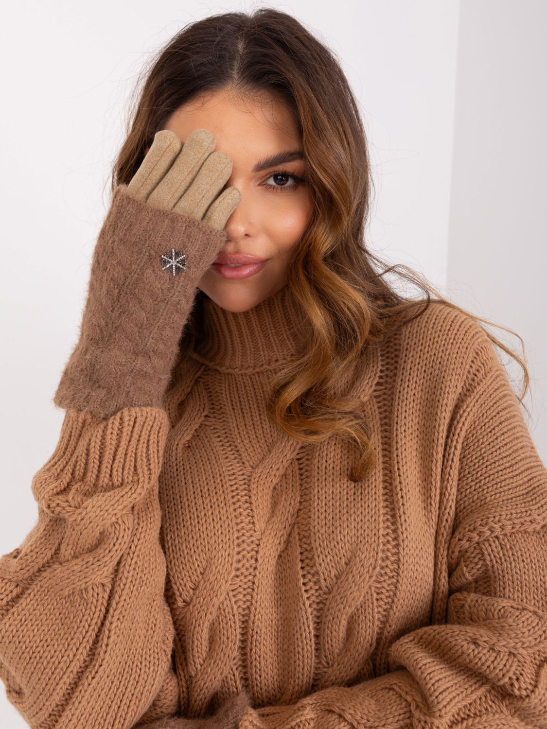 Beige rukavice s glatkim uzorkom